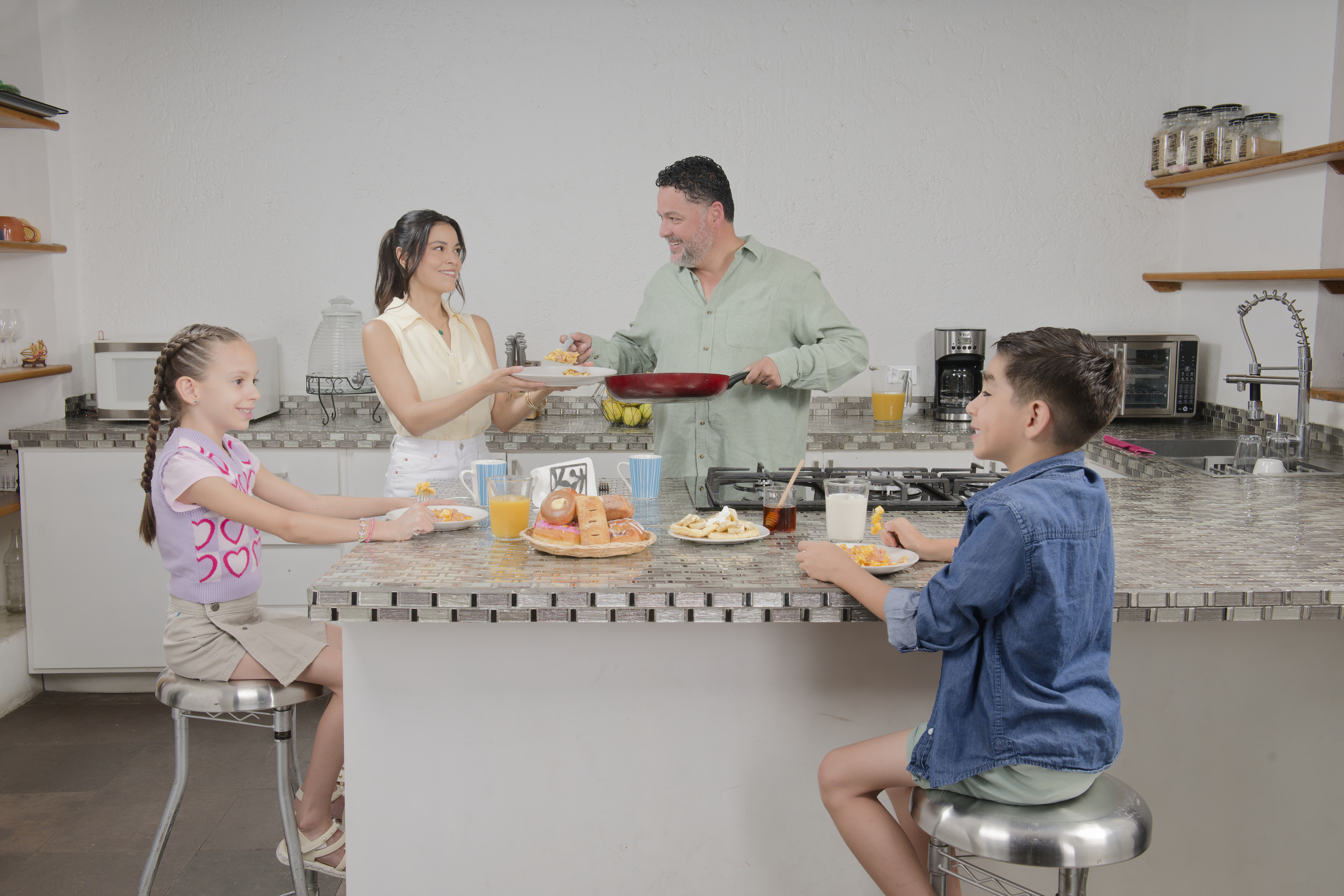 Familia disfrutando un domingo con gas natural